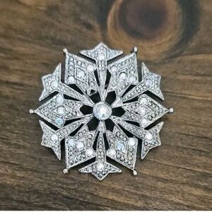 Vintage Danecrsft AB Sparkling Silver Tone Snowflake Brooch Iridescent Crystals